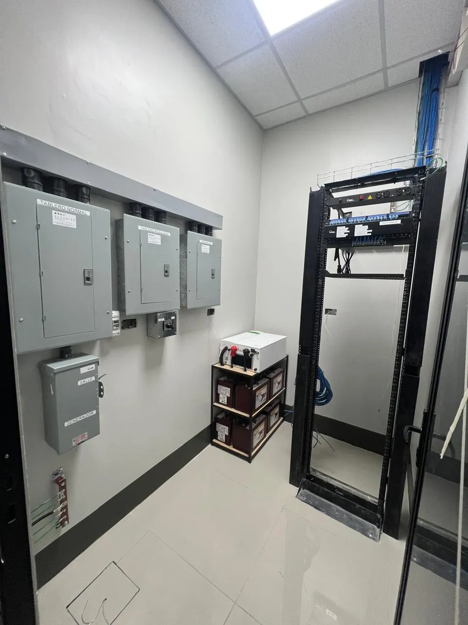 Cuarto de comunicaciones con tableros y rack