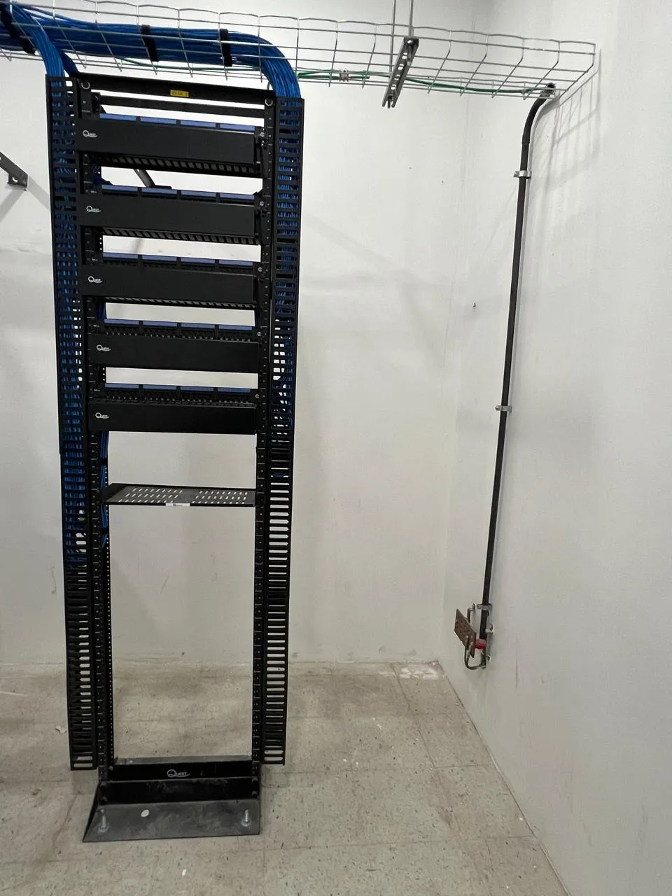 Rack de dos postes con bandeja de cableado