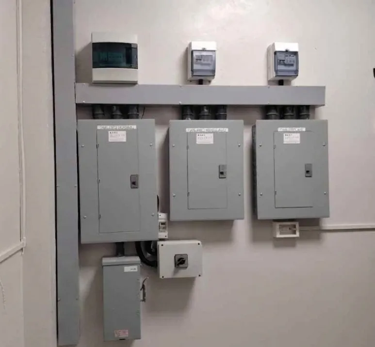 Tableros eléctricos en agencia Banrural