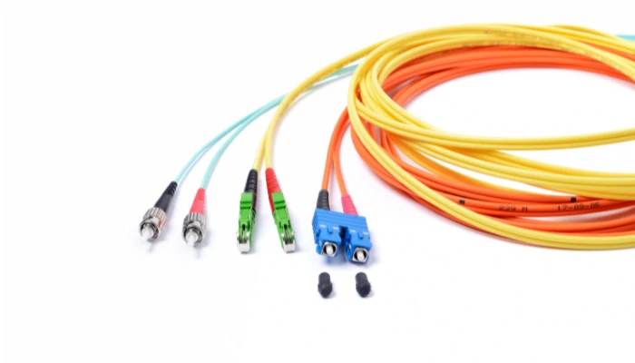 Cables y conectores de fibra óptica